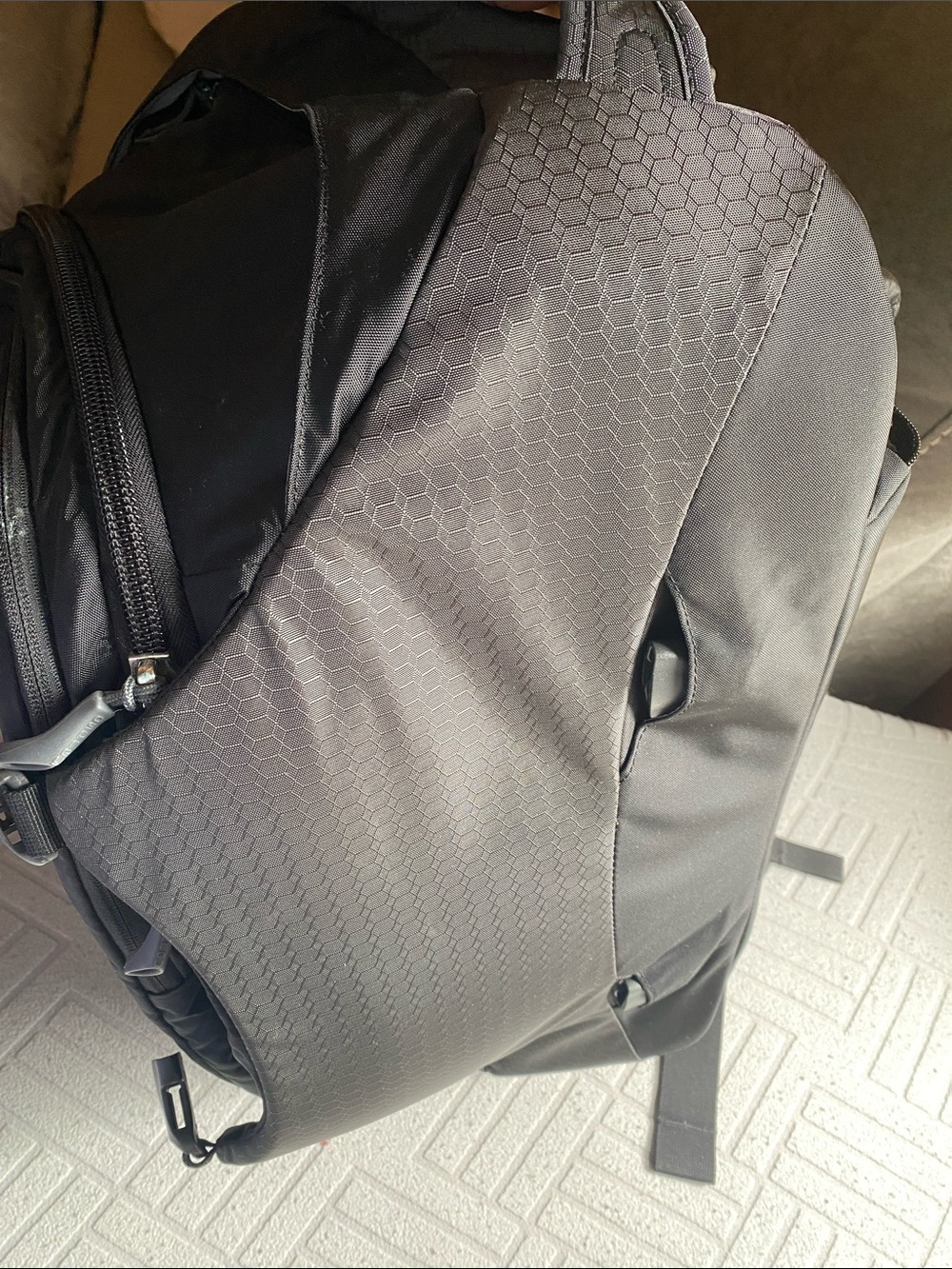 OSPREY Porter 46 Black Backpack with Gray Accents and Red Logo - Picture 5 of 15